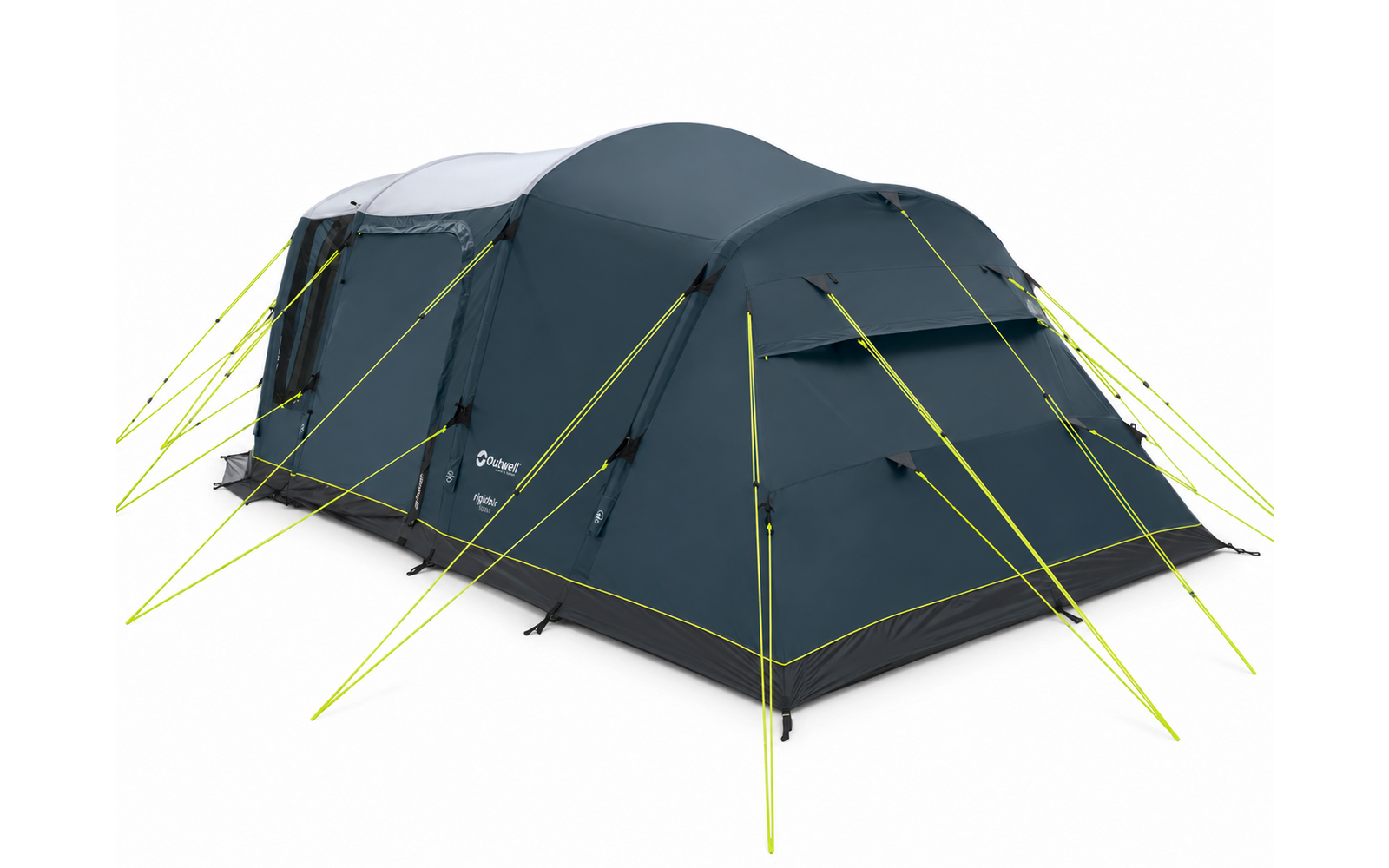 Grote tunnelvormige campingtent in donkergroen met een lichtgrijze daksectie, meerdere gesloten deurflappen, zichtbare boogstangen en geelgroene scheerlijnen op witte achtergrond
