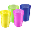 Cuatro vasos de plástico semitransparentes amarillo, verde, rosa y azul con formas geométricas en relieve sobre fondo blanco