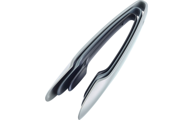 Trois pinces de cuisine emboîtées, extérieur argenté et intérieur gris foncé, sur fond blanc