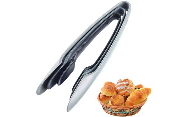 Trois pinces métalliques emboîtées à côté d'un panier en osier contenant divers petits pains sur fond blanc