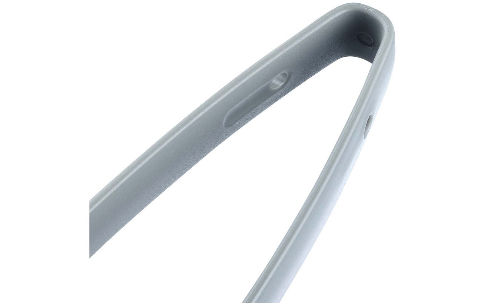 Deux pièces en plastique courbées et superposées de couleur gris clair, bords arrondis, rainures et ouvertures rondes sur fond blanc