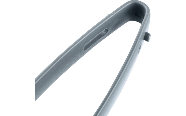 Gros plan de bras incurvés en plastique gris avec une surface texturée et un petit ergot latéral