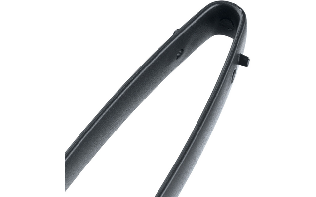 Gros plan d'une pièce incurvée en plastique noir avec deux bras parallèles, surface mate texturée et petite goupille sur un côté