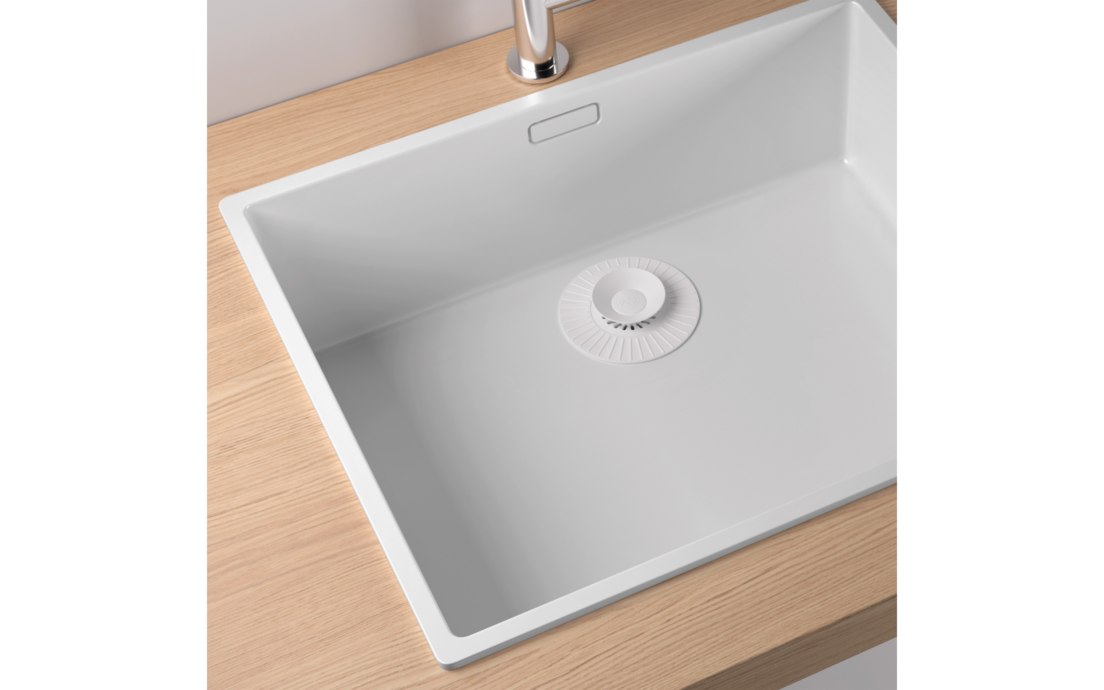 Weißes rechteckiges Waschbecken in einer hellen Holzarbeitsplatte, verchromter Wasserhahn oben, runde Ablaufabdeckung mit geriffeltem Muster in der Nähe der Mitte, rechteckige Überlauföffnung hinten