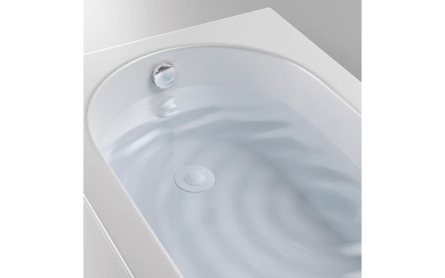 Weiße Badewanne, teilweise mit klarem Wasser und leichten Wellen, sichtbare Abflussabdeckung und Überlauföffnung