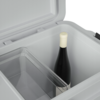 Eine geöffnete Kühlbox mit einer Flasche im Inneren