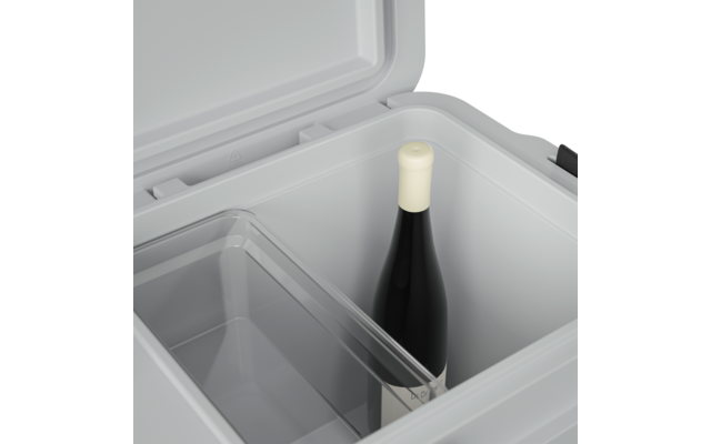 Eine geöffnete Kühlbox mit einer Flasche im Inneren