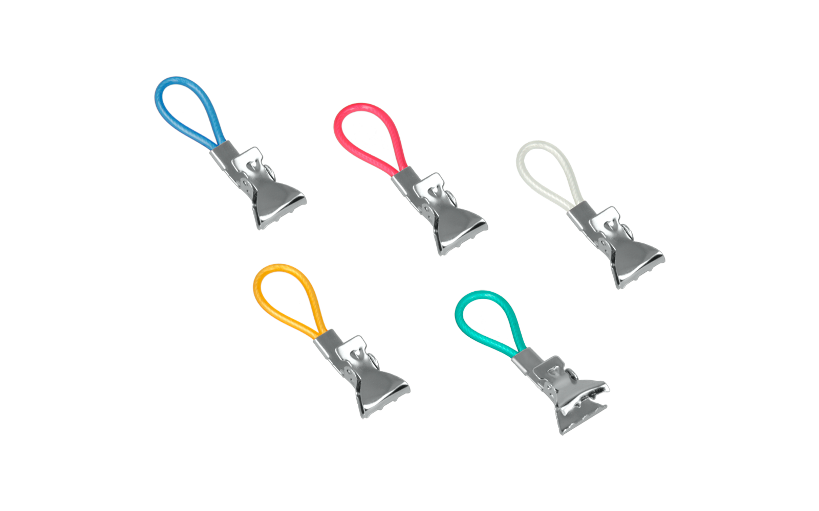 Fünf Metallklammern mit farbigen Schlaufen (blau, rosa, weiß, gelb, türkis) auf weißem Hintergrund