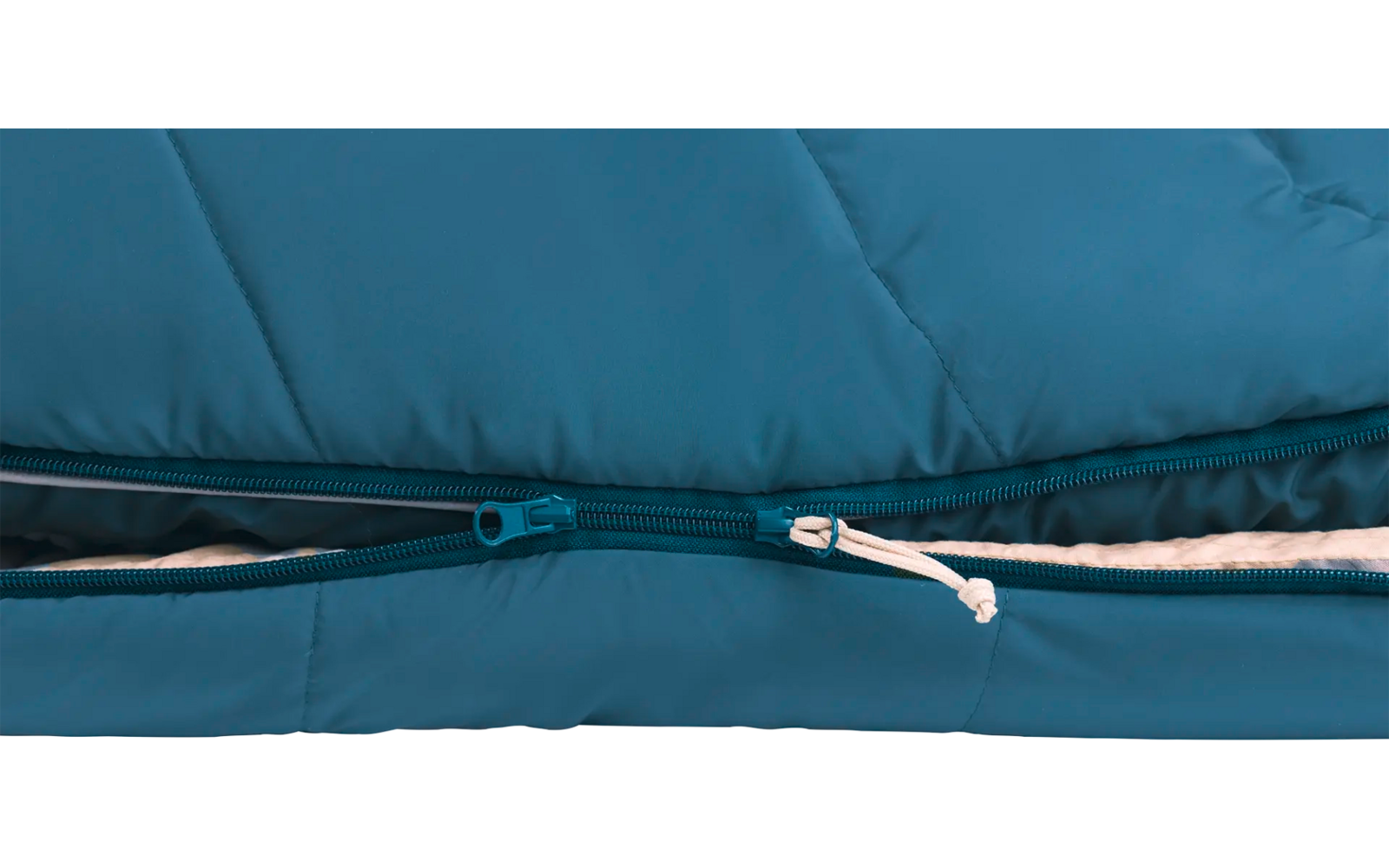 Close-up van een open rits op een blauwe slaapzak