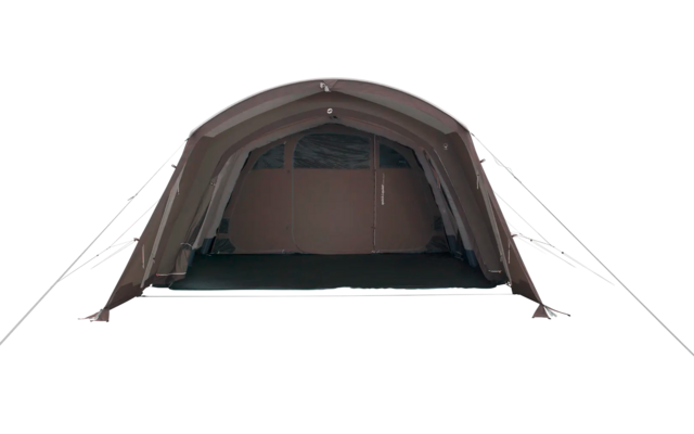 Braunes Campingzelt mit offenem Eingang auf weißem Hintergrund