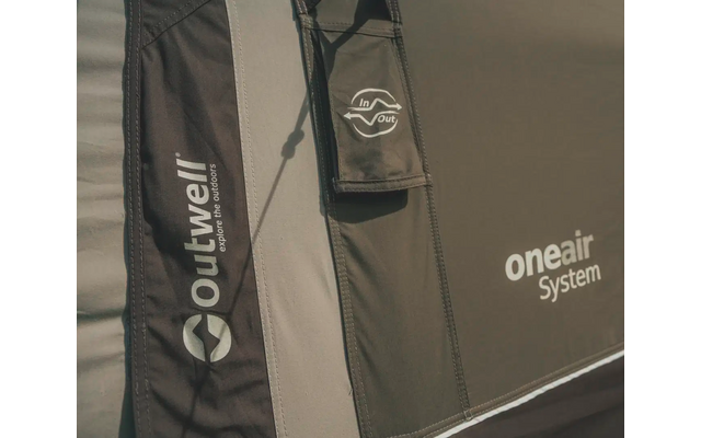 Zwei schwarze Jacken mit Logos von Marken, eine steht aufrecht, die andere liegt flach