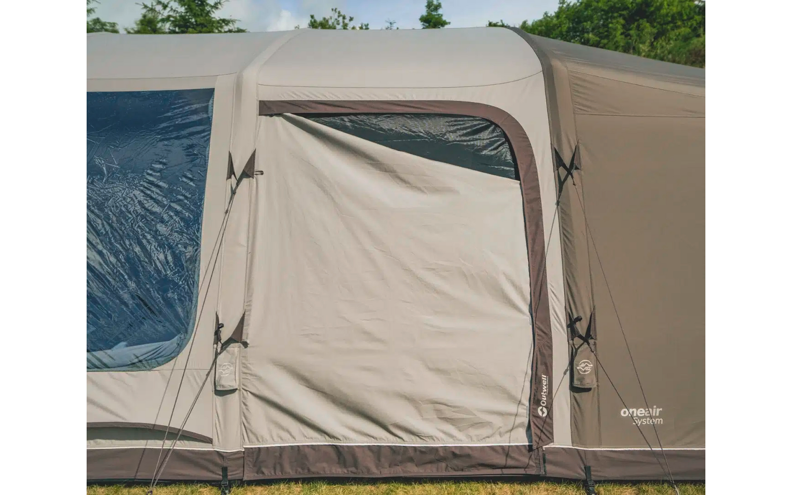 Beigefarbener Zeltstoff mit einem kleinen Fenster aus durchsichtigem Plastik