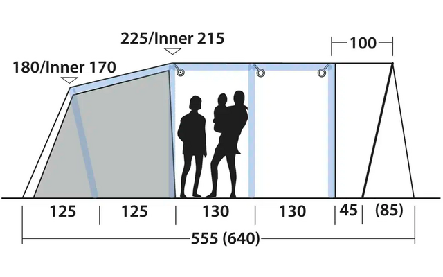 Silhouetten von zwei Erwachsenen und zwei Kindern stehen auf einem Spielplatz unter einem Klettergerüst