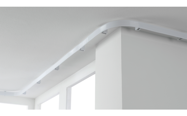 Weiß gestrichene Wand und Decke mit abgehängtem Kabel