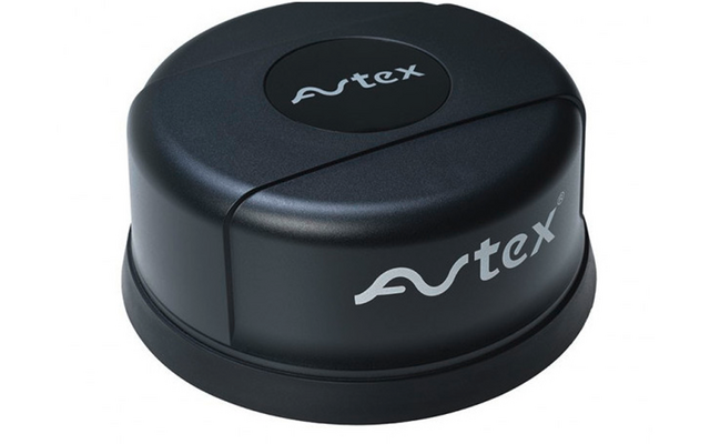 Schwarzes rundes Kunststoffgehäuse mit abgerundetem Deckel; weißes Logo 'astex' oben und seitlich; sichtbare Nahtlinien