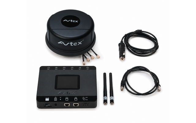 Runde schwarze Antenne mit drei Koaxanschlüssen und 'avtex'-Logo; rechteckige schwarze Steuerbox mit Display und Anschlüssen; zwei schwarze Stabantennen; zwei aufgewickelte schwarze Kabel; ein schwarzes Kabel mit KFZ-Stecker; alles auf weißem Hinterg