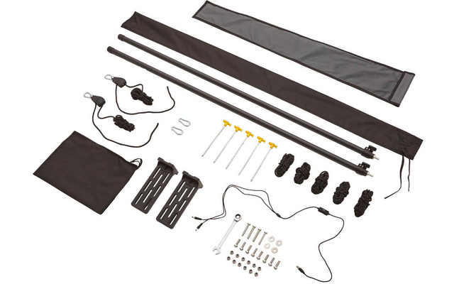 Zerlegte schwarze Gestänge, Stoffhüllen, Seile, Metallheringe, Schrauben, Muttern und Befestigungsclips auf weißem Hintergrund