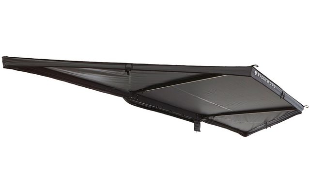 Ausgefahrene dunkelgraue Markise mit rechteckigem Tuch und sichtbarem Metallgestell