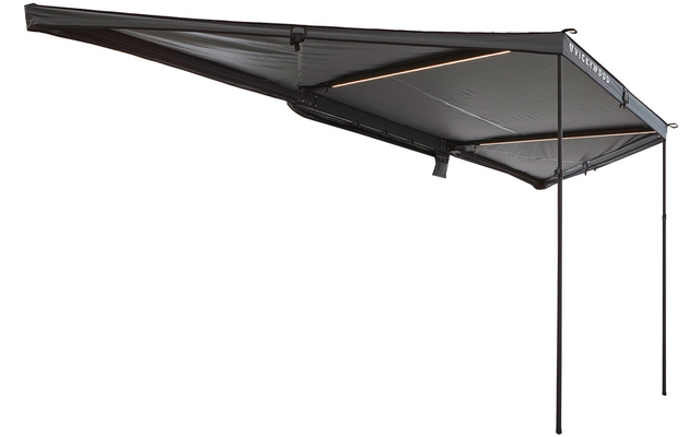 Ausgefahrene graue Markise mit zwei schwarzen Stützstangen, sichtbarem Gestell und heller Lichtstreifen