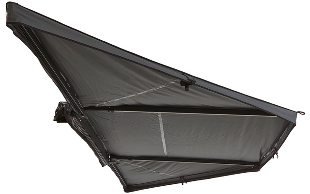 Dreieckiges graues Tuch mit schwarzem Metallrahmen und drei waagerechten Stützstreben, links Befestigungsplatte, weißer Hintergrund