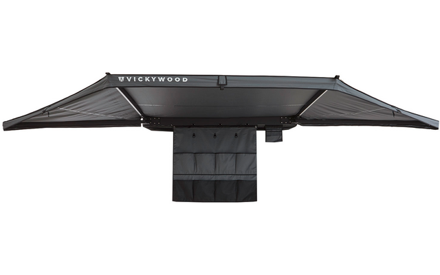 Graue, ausgefahrene Markise mit drei Segmenten und mittig hängender Tasche mit Fächern; oben Aufschrift "VICKYWOOD"