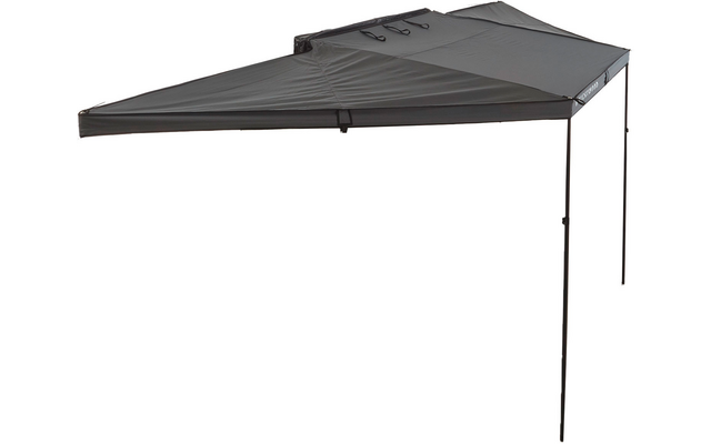 Gespannte graue Plane in Form eines Sonnendachs mit zwei dünnen schwarzen Stützstangen rechts