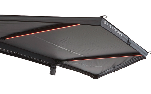 Unterseite einer ausgefahrenen Markise mit grauem Stoff, schwarzem Rahmen, sichtbaren Befestigungsarmen und dünnen roten Leuchtstreifen