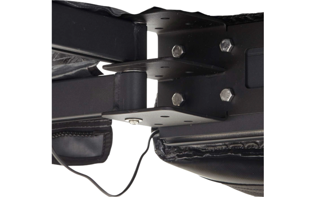 Schwarze Metallhalterung mit mehreren Sechskantbolzen, zwei gebogenen Metallplatten, einem zylindrischen Stift, einem herunterhängenden schwarzen Kabel und einem gepolsterten schwarzen Bezug mit sichtbarer Naht