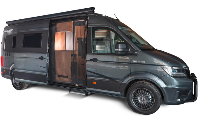 Schwarzer Wohnmobil-Van mit offenem Seitentür, Seitenfenster und silbernen Felgen