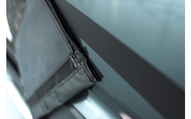 Ein grauer Stoffbeutel liegt auf einem Tisch