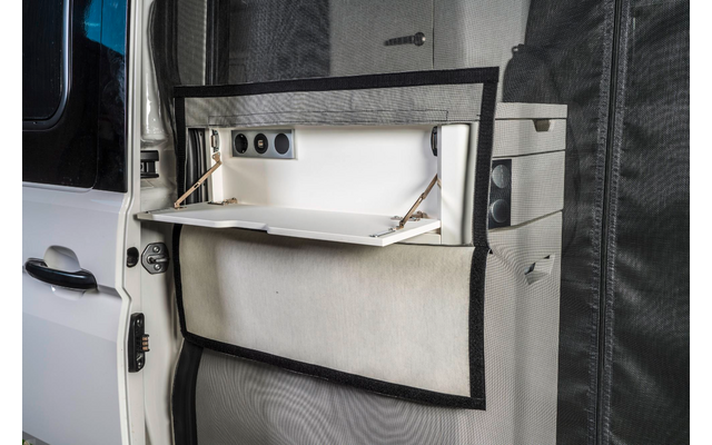 Geöffnete Klappe mit Ablagefach an der Innenseite einer Fahrertür eines Fahrzeugs