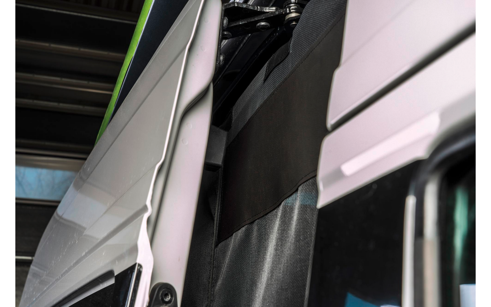 Nahaufnahme von zwei nebeneinander parkenden LKW-Aufbauten