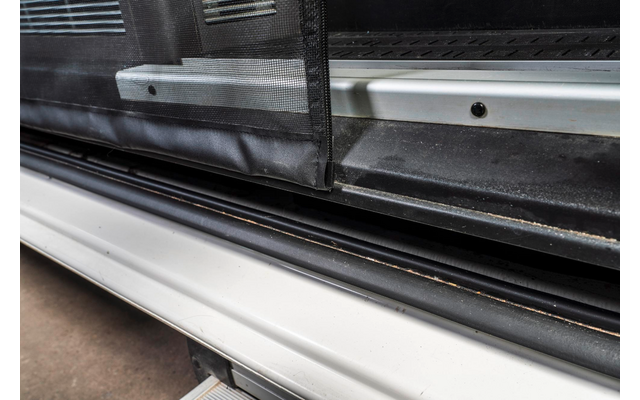 Nahaufnahme von Fensterrahmen und Dichtung mit Glas