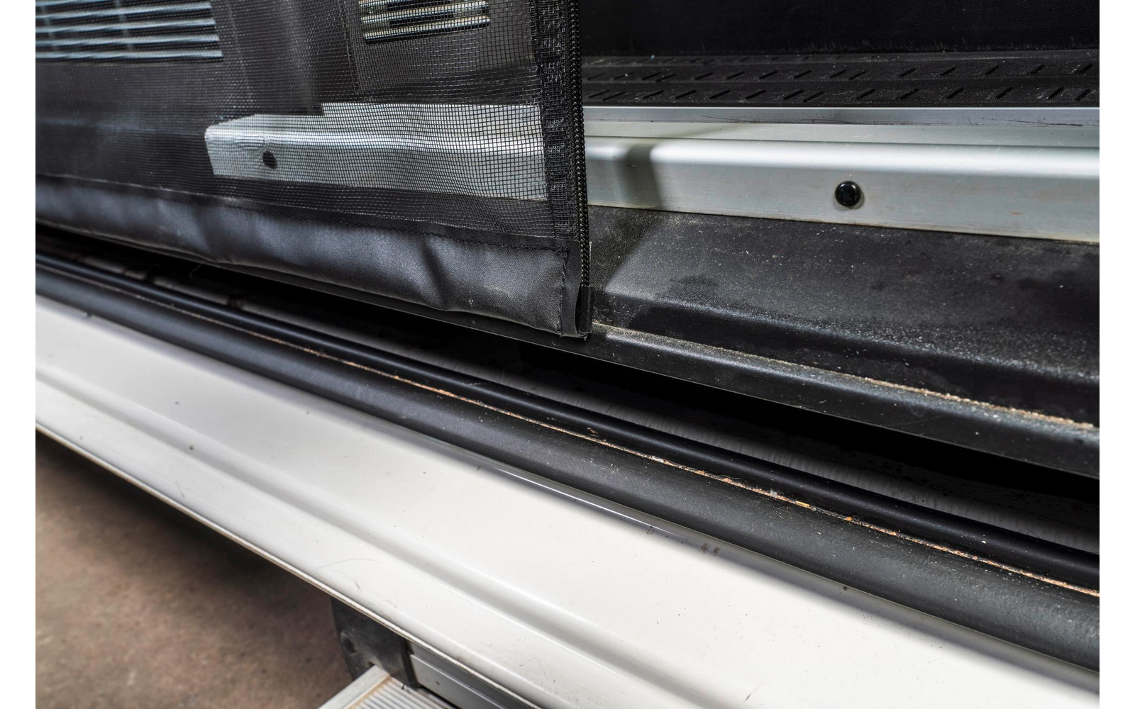 Nahaufnahme von Fensterrahmen und Dichtung mit Glas