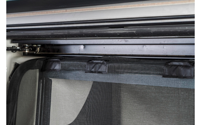 Offenes Schiebedach von einem Fahrzeug