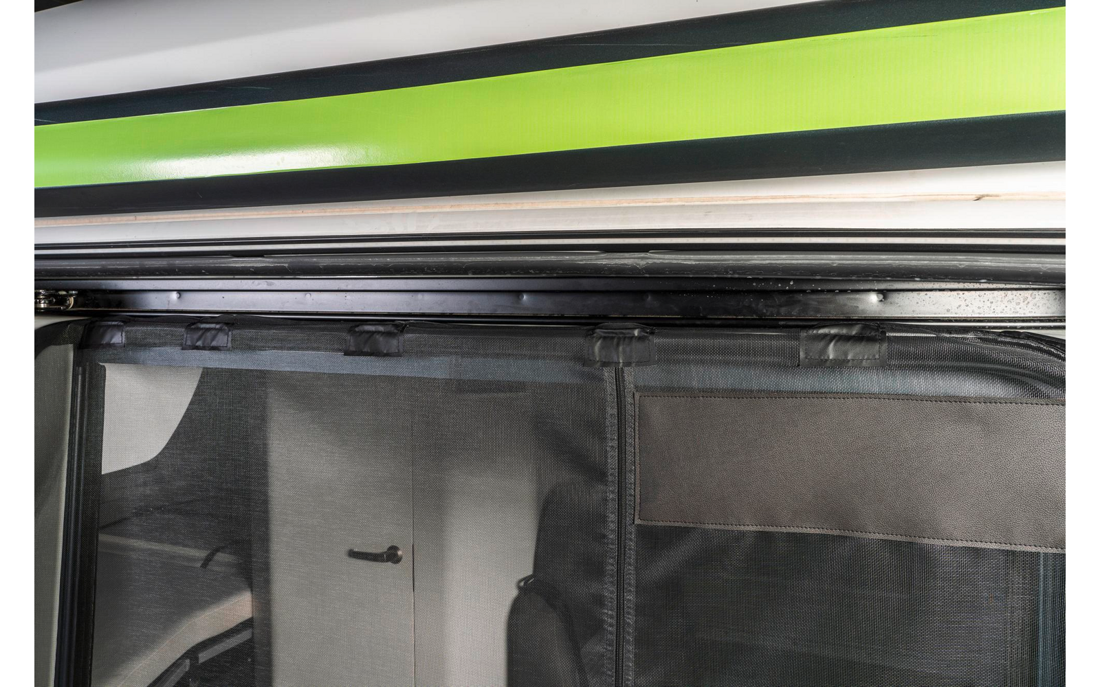 Innenansicht eines Kühlschranks mit geöffneter Tür