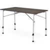 Table rectangulaire avec plateau en bois foncé, pieds métalliques argentés, traverses et embouts en caoutchouc noirs