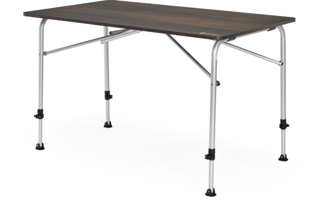 Table rectangulaire avec plateau en bois foncé, pieds métalliques argentés, traverses et embouts en caoutchouc noirs