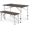 Table rectangulaire et banc assorti avec plateaux en bois foncé, pieds tubulaires métalliques argentés à entretoises en croix et embouts noirs, sur fond blanc
