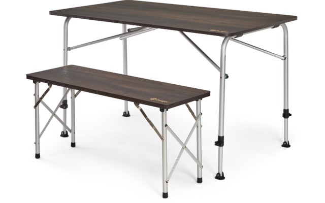 Table rectangulaire et banc assorti avec plateaux en bois foncé, pieds tubulaires métalliques argentés à entretoises en croix et embouts noirs, sur fond blanc
