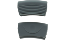 Zwei graue, gebogene rechteckige Gummipads übereinander; oberes Pad mit mehreren horizontalen Rillen, unteres Pad glatt mit gebogener Erhebung; weißer Hintergrund