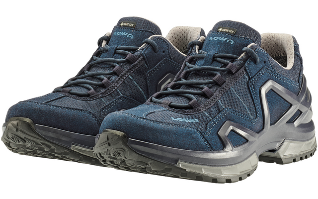 Paire de chaussures de randonnée bleu foncé avec lacets et semelles grises sur fond blanc