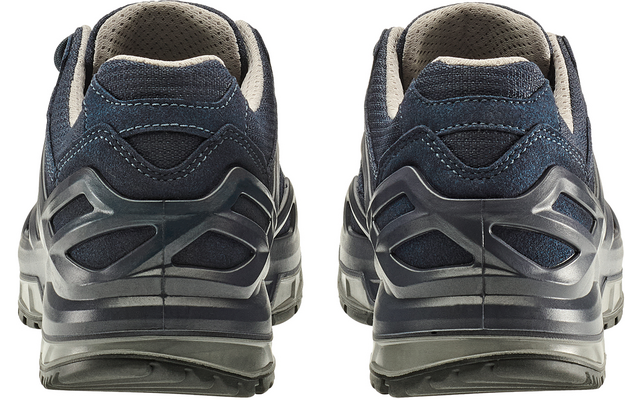 Vue arrière de deux chaussures bleu foncé côte à côte sur fond blanc