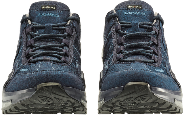Zwei dunkelblaue Schnürschuhe, Vorderansicht, sichtbare Schnürsenkel, profilierte Sohlen, Schriftzüge 'GORE-TEX' und 'LOWA' auf den Zungen