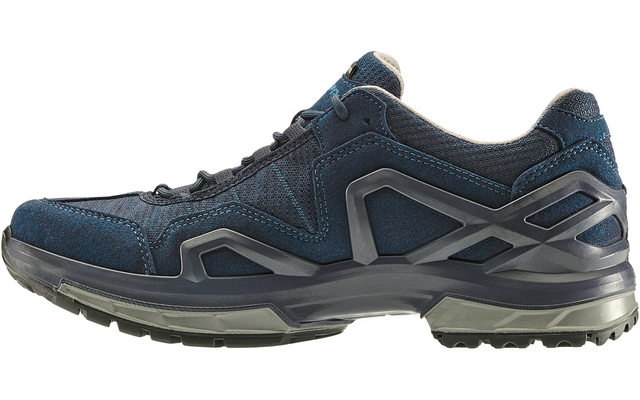 Vue latérale d'une chaussure à lacets bleu foncé avec dessus en daim et mesh, accents de semelle gris et semelle crantée