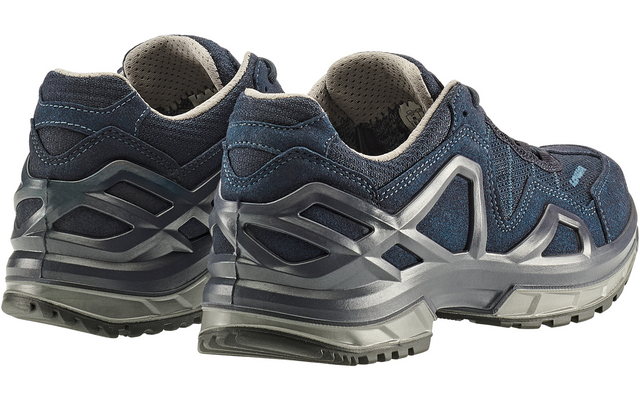 Paire de baskets bleu foncé vues de dos, empeigne texturée, renfort de talon en plastique gris et semelle épaisse crantée