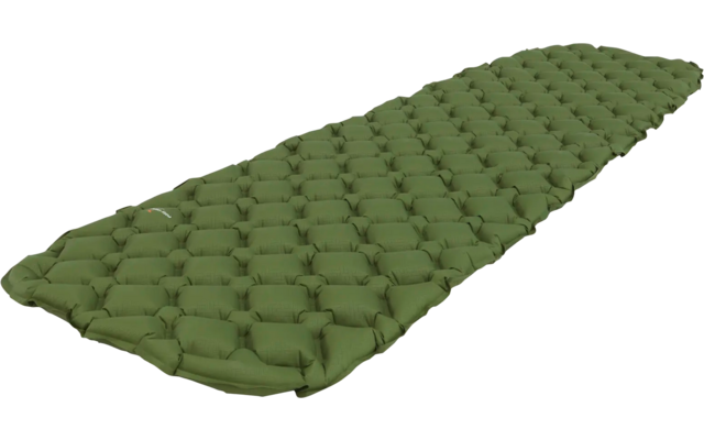 Grüne Luftmatratze mit Kammerstruktur auf weißem Hintergrund