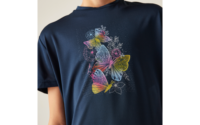 Dunkelblaues T-Shirt mit buntem Druck aus drei Schmetterlingen und Blumen auf der Brust