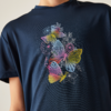 Dunkelblaues T-Shirt mit buntem Druck aus drei Schmetterlingen und Blumen auf der Brust
