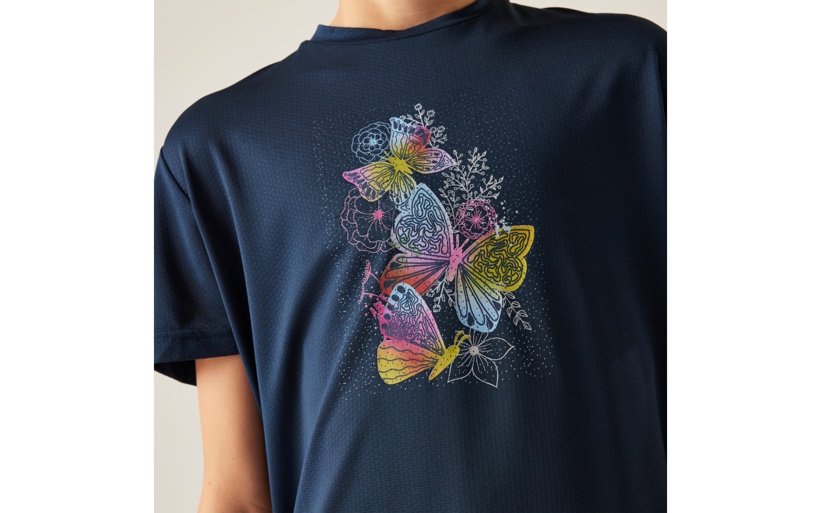 Dunkelblaues T-Shirt mit buntem Druck aus drei Schmetterlingen und Blumen auf der Brust